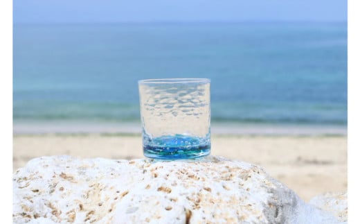 【RYUKYU GLASS WORKS 海風】オキナワオーシャン ロック(ラージ) 〇 沖縄 読谷村 夏 琉球ガラス ガラス工房 東シナ海 体験工房 彩り ブルー コバルトブルー 地場産品 手作り 伝統工芸品 サイ