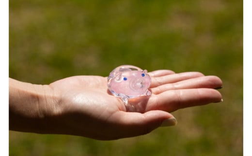 【RYUKYU GLASS WORKS 海風】ミニブタ箸置き(ピンク・1つ) ☆ 沖縄 読谷村 カワイイ 色違い有 贈り物に お家使い お客様用 子豚ちゃん キュート 琉球ガラス まぁるい 風水 人気商品 地場産品