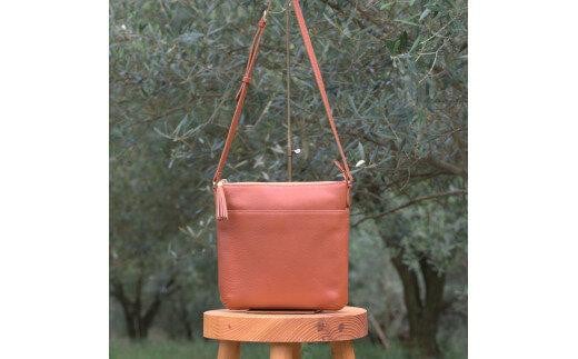 オリーブレザー 縦ショルダーバッグ キャメル香川県高松市37000衣類・装飾品・工芸品鞄・バッグ