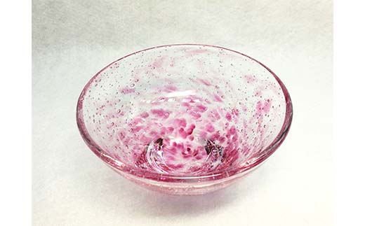 <ガラス作家 川田絢子>ボウル「桜吹雪」 硝子 ガラス ボウル 鉢 桜吹雪 桜 川田絢子 贈り物 ギフト F6L-090山口県山陽小野田市13000衣類・装飾品・工芸品その他 装飾品・工芸品