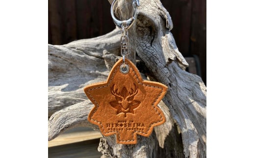 広島ジビエレザー 東広島産天然鹿革 もみじの葉 本革キーホルダー・キーリング【02キャメル】広島県東広島市10000衣類・装飾品・工芸品その他 装飾品・工芸品