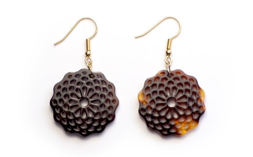 【べっ甲】菊花模様・小輪 ピアス / アクセサリー  耳飾り 花 鼈甲 べっこう 長崎県長崎県長崎市59000衣類・装飾品・工芸品アクセサリー