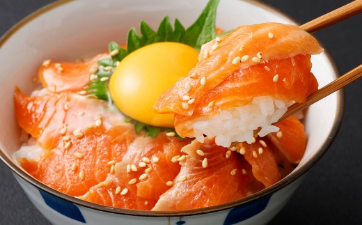 【 12回 定期便 】 北海道産 トラウトサーモン 漬け丼の具 1回あたり 約480g ( 80g×6 パック ) 480g×12回 計約5.76kg たれ付き サーモン 鮭 さけ シャケ しゃけ 魚 魚介類 冷凍 北海道 小樽市北海