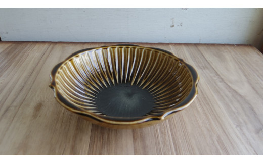 【陶器】六寸輪花(あめ釉)しのぎ鉢(1枚)茨城県鉾田市19000雑貨・日用品食器・グラス