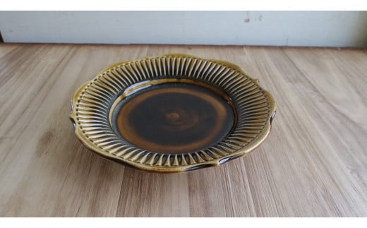 【陶器】七寸幅広リム(あめ釉)輪花しのぎ皿(1枚)茨城県鉾田市22000雑貨・日用品食器・グラス