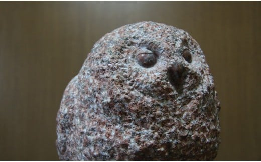 石の彫刻 赤石のヒナ(フクロウ)茨城県鉾田市435000衣類・装飾品・工芸品その他 装飾品・工芸品