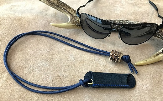 鹿革のホルダー【紺】眼鏡かけ ペンホルダー メガメチェーン ストラップ 革小物 革製品 レザー ハンドメイド レザークラフト アクセサリー お洒落 おしゃれ ギフト【R00447】高知県土佐清水