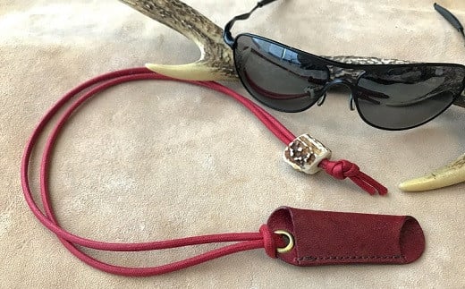 鹿革のホルダー【赤】眼鏡かけ ペンホルダー メガメチェーン ストラップ 革小物 革製品 レザー ハンドメイド レザークラフト アクセサリー お洒落 お洒落【R00450】高知県土佐清水市18000衣