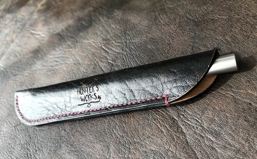 鹿革の一本差しペンケース【黒】(ブランドロゴ入り)革小物 革製品 レザー 小物 レザークラフト ハンドメイド 手作り お洒落 文房具 筆箱 ポーチ メンズ小物 ギフト 贈答【R00505】高知県