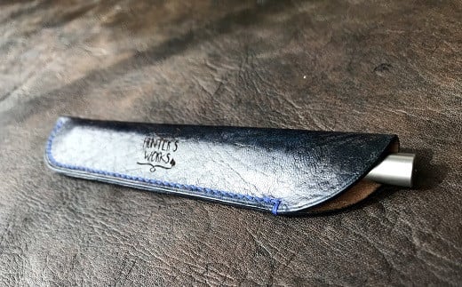 鹿革の一本差しペンケース【紺】(ブランドロゴ入り)革小物 革製品 レザー 小物 レザークラフト ハンドメイド 手作り お洒落 文房具 筆箱 ポーチ メンズ小物 ギフト 贈答【R00506】高知県