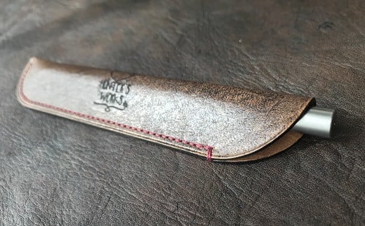 鹿革の一本差しペンケース【焦茶】(ブランドロゴ入り)革小物 革製品 レザー 小物 レザークラフト ハンドメイド 手作り お洒落 文房具 筆箱 ポーチ メンズ小物 ギフト 贈答【R00507】高知