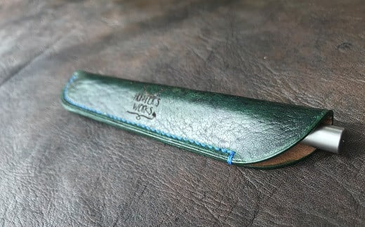 鹿革の一本差しペンケース【深緑】(ブランドロゴ入り)革小物 革製品 レザー 小物 レザークラフト ハンドメイド 手作り お洒落 文房具 筆箱 ポーチ メンズ小物 ギフト 贈答【R00508】高知
