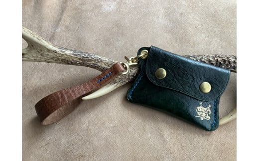 鹿革の小銭入れ ストラップ付【ロゴ入り 深緑】ミニ財布 さいふ コインケース レザー 革小物 革製品 ハンドメイド レザークラフト ウォレット お洒落 金属 ギフト 鞣し【R00688】高知県土佐