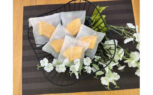緑の一番星たっぷり♪卵屋ばうむくーへん 20個(16g・5個入×4箱) 新鮮 卵 バウムクーヘン 焼き菓子 バームクーヘン カット 贈答 土産 高級卵 国産 青森県 三戸町 AR-25-019青森県三戸町27000菓