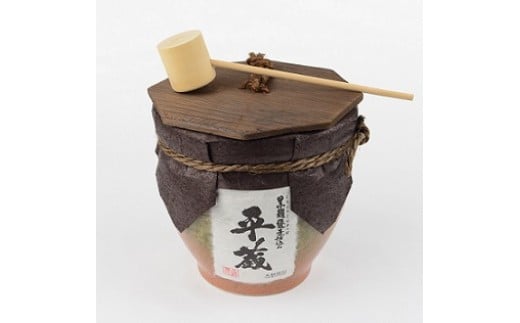 黒麹平蔵 甕壺入り 1800ml 25度 お酒 アルコール 飲料 飲み物 国産 芋焼酎 晩酌 宅呑み 家飲み 家呑み 上品 マイルド ご褒美 お祝い 記念日 地酒 おすすめ ギフト 贈り物 贈答 プレゼント おもて