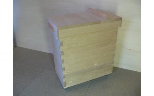 総国産桐材で作った跳上式蓋 桐米びつ 30kg入《サイズ:W28cm×D51cm×H59cm》重さ約5kg 高機密の米びつ 防湿効果 キッチン用品 加茂市 高橋芳郎タンス店新潟県加茂市74000衣類・装飾品・工芸品そ