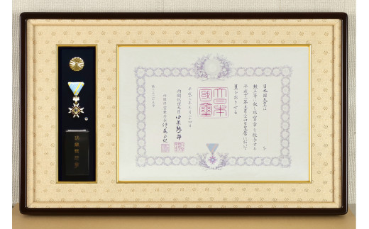 「額縁」勲記・勲章額 朱里桜/マホガニー愛知県春日井市308000衣類・装飾品・工芸品その他 装飾品・工芸品