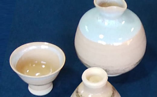 雪舟焼 酒器(透明)【徳利 1本 盃 2個 雪舟焼 酒器 おしゃれ 片口型 手作り 陶器 お酒 酒器セット ギフト プレゼント 贈り物 贈答 】島根県益田市22000衣類・装飾品・工芸品その他 装飾品・