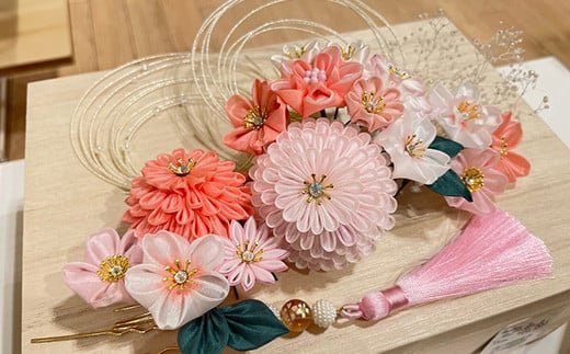 M548 【つまみ細工の髪飾り 花明かり】つまみ細工 髪飾り 絹100% 成人式 七五三 結婚式 花 水引 絹 寿 花 フラワー ヘアアクセサリー ホワイト 振袖向け 卒業式 和装 着物 アレンジ自在福岡県