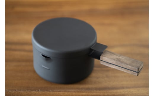 D192 ツレヅレハナコ×オレンジページ「ふたつき鉄製ミニ揚げ鍋 13p」【フライパン 鉄 藤田金属 FUJITA 鍋 鉄なべ 片手鍋 13センチ アミ 網 小さめ コンパクト 日本製 町工場 ガス IH おしゃれ