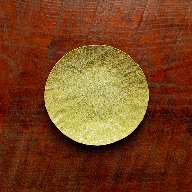 【金属工芸品】月色の盛皿 アルミ製 黄色 19.5cm×20.5cm×1.5cm程 1枚 軽銀草木染盛皿 キッチン 皿 食器 おしゃれ お洒落山形県朝日町21000衣類・装飾品・工芸品その他 装飾品・工芸品
