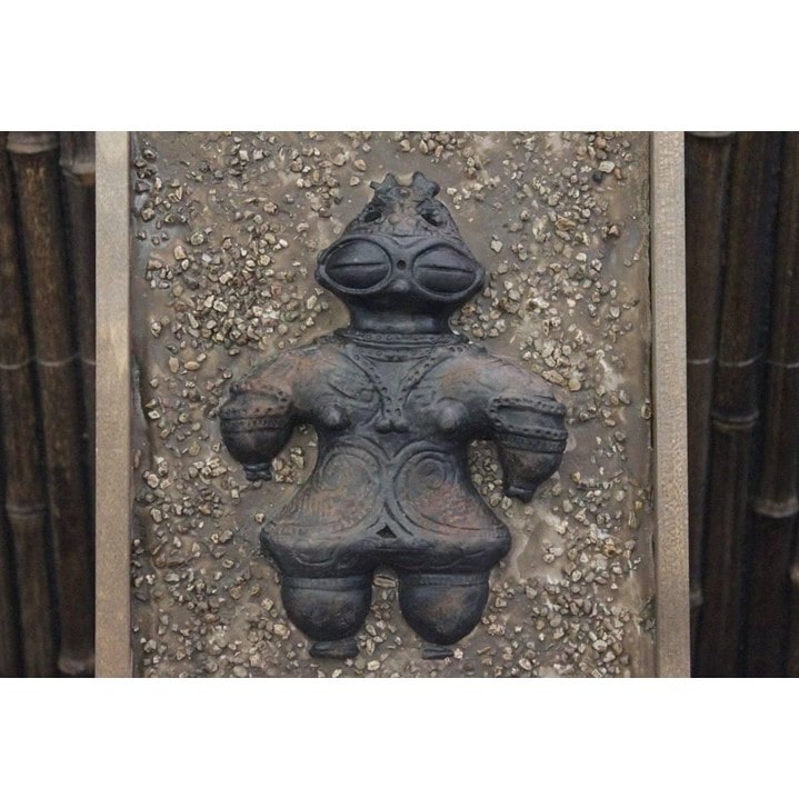 縄文発掘レリーフ(遮光器土偶)新潟県23000衣類・装飾品・工芸品その他 装飾品・工芸品