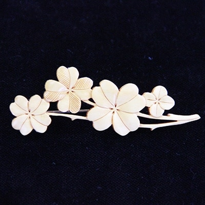 つげ細工 ブローチ(四つ葉のクローバー) 約7cm【1116507】大分県日出町100000衣類・装飾品・工芸品アクセサリー