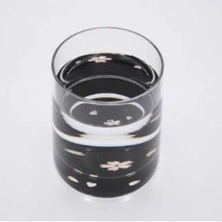 グラス 桜(貝入)黒 酒器 工芸品 ガラス 高岡漆器 あわび貝 漆 螺鈿ガラス 持ちやすく シンプル 神秘的 輝き きれい おしゃれ 輝く 水面  FAD-0998富山県高岡市48000雑貨・日用品食器・グラス