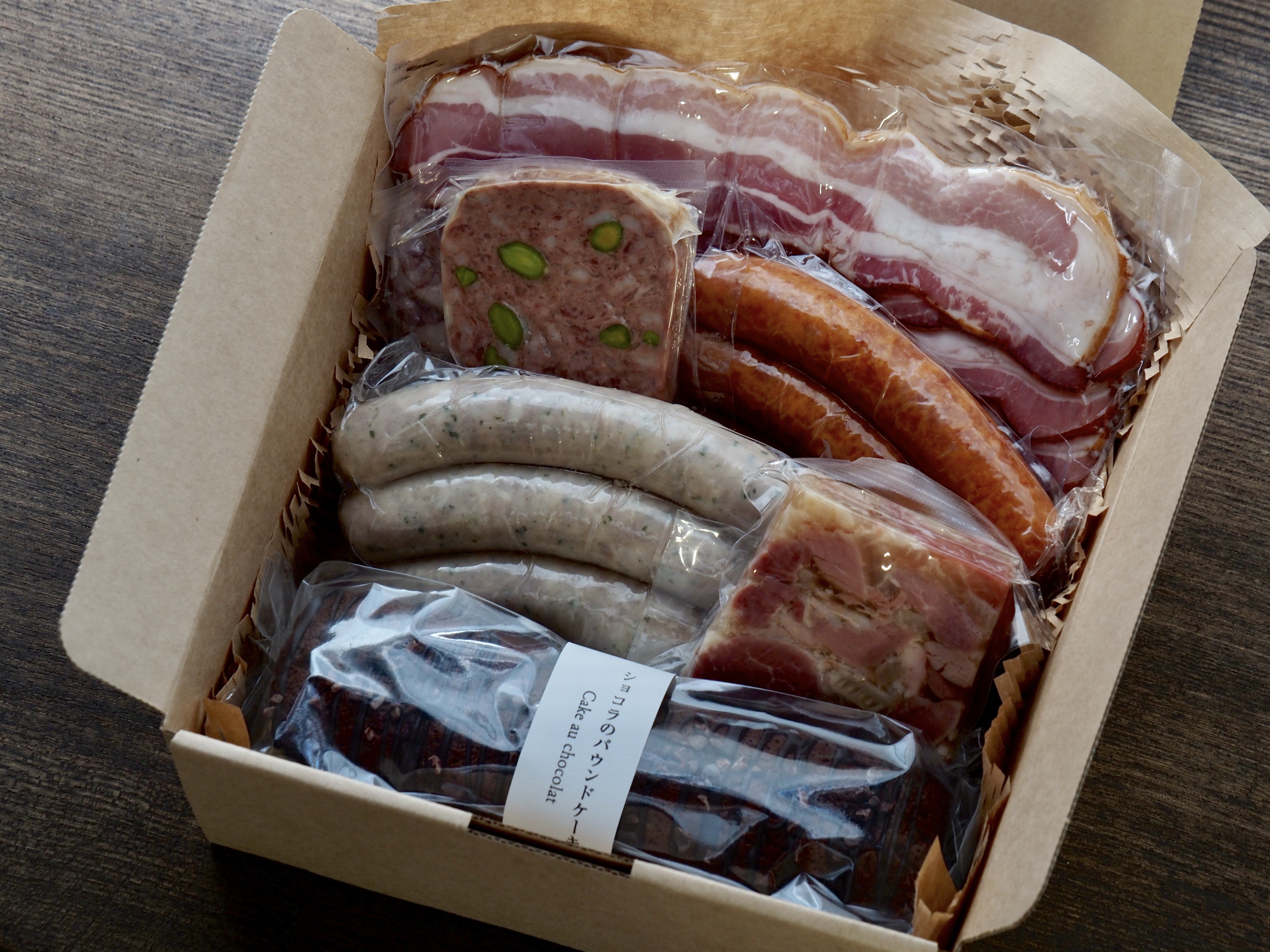 【豪華な食卓セット】サッカムセタナイのこだわり燻製&スイーツ 6点セット ベーコン ソーセージ 豚レバー テリーヌ ショコラ パウンドケーキ チョコレート デザート スイーツ おつまみ