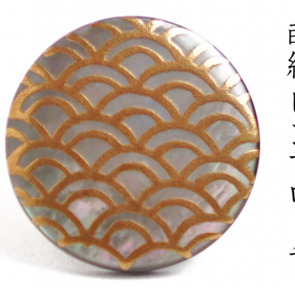 青海波蒔絵 黒蝶貝ピンブローチ 桐箱付き 蒔絵 漆 黒蝶貝 青海波文様 ハンドメイド ピンブローチ アクセサリー ギフト 伝統工芸 工芸品 国産 日本製 復興 震災 コロナ 能登半島地震復興支援